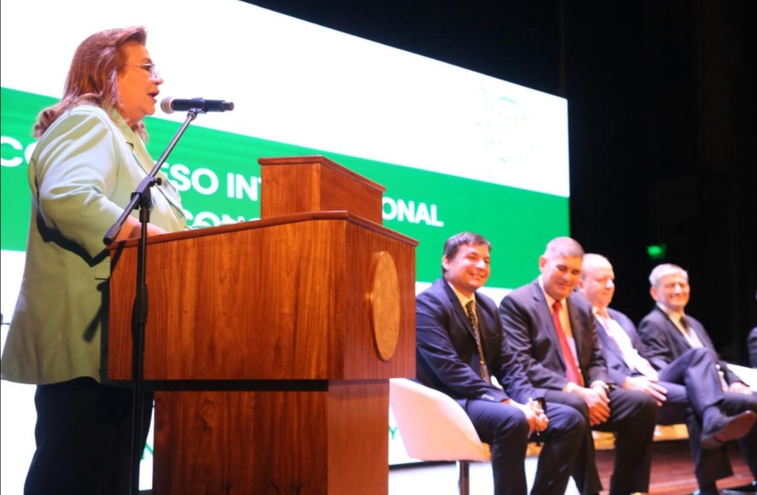 Altos exponentes de la economía pya. en apertura de congreso internacional