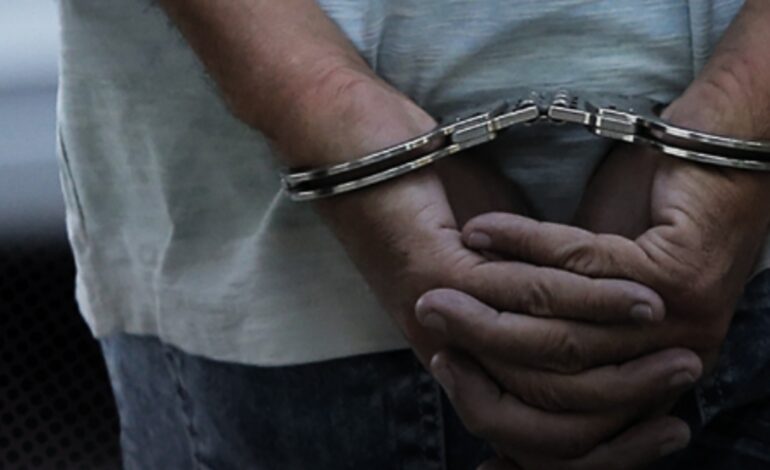 Violaba a hijastra y amenazaba con matar a su madre y abuela