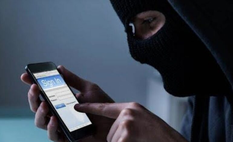 Antidrogas estafó con celulares incautados