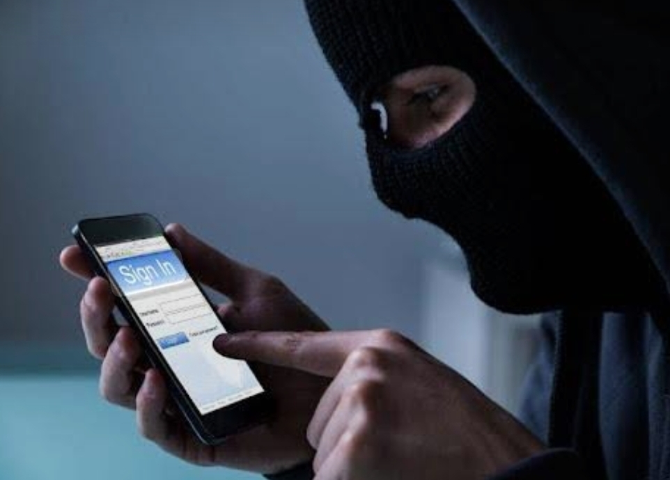 Antidrogas estafó con celulares incautados